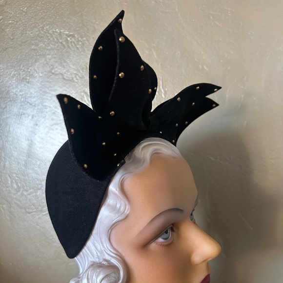 KNOCKOUT VINTAGE BLACK HAT WITH LARGE GOLD STUDDED FELT \